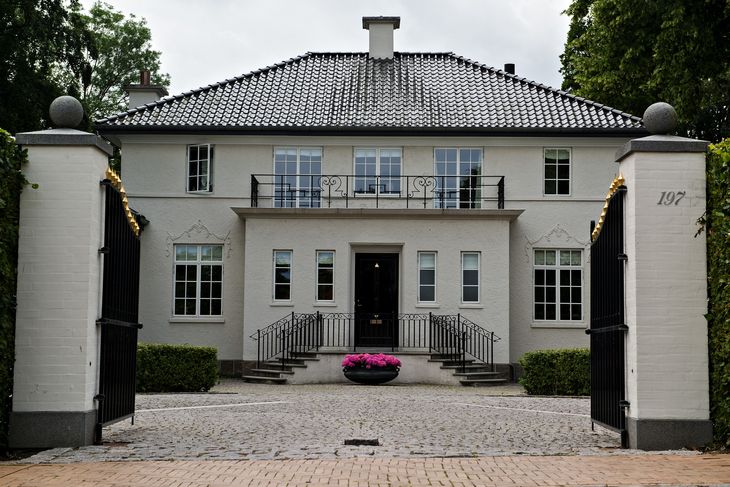 Palle Skov Jensen bor stadig i samme i imponerende omgivelser, selvom han sidste år solgte villaen. Foto: Ole Frederiksen 