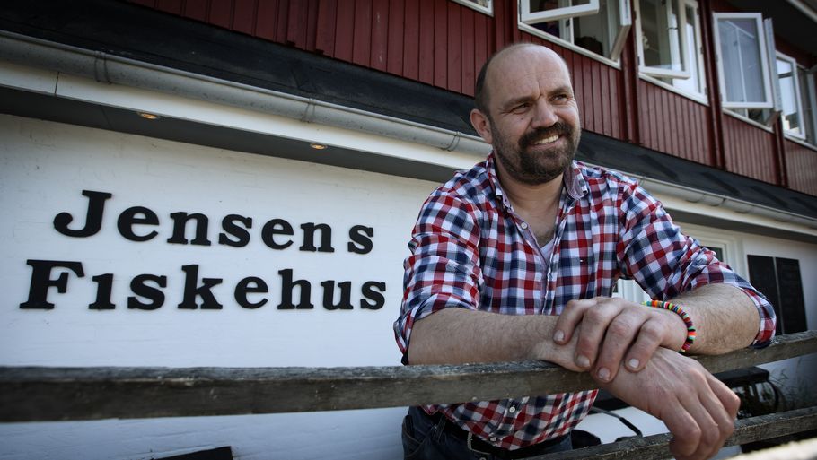 Jacob Jensen ved sin fiskerestaurant på havnen dengang den stadig måtte hedde 'Jensens' . Foto: Morten Langkilde/Ritzau Scanpix