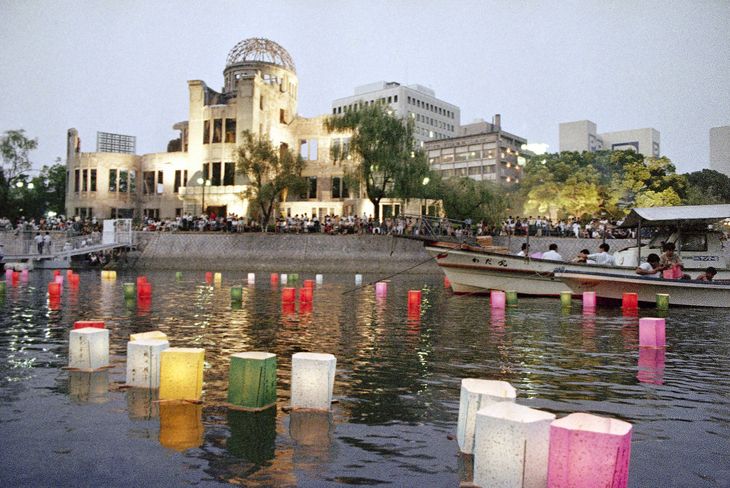 Papirlanterner flyder gennem Hiroshima, hvor man hvert år på årsdagen efter japansk tradition mindes og beroliger de dødes sjæle på Motoyasu-floden. Billedet er fra 1990. Foto: Ritzau Scanpix