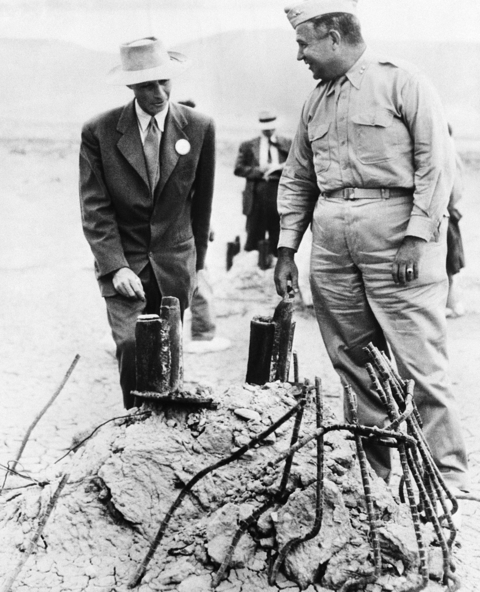 Oppenheimer og en general på Ground Zero efter den første atomsprængning. Foto: Ritzau Scanpix