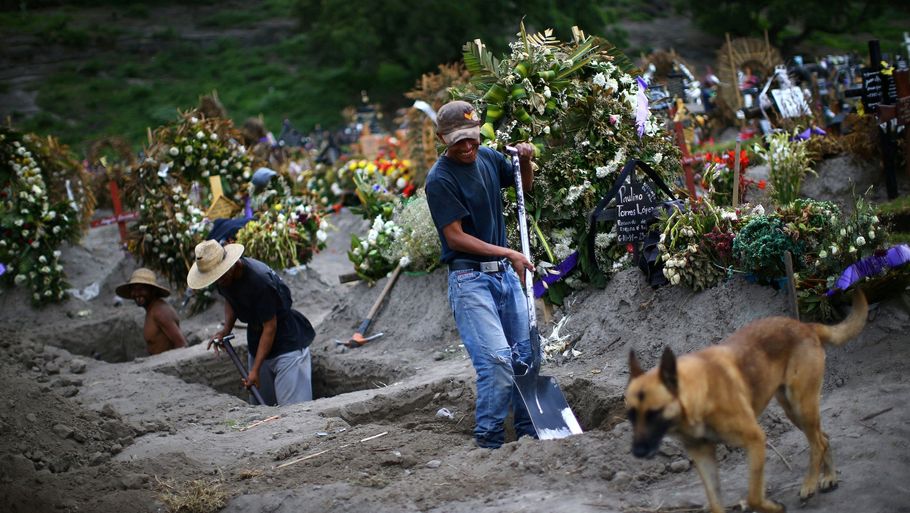 Kirkegårdsgravere må udgrave nye gravpladser på Xico-kirkegården i udkanten af ​​Mexico City, da coronavirus fortsat kræver mange liv i Mexico. Foto: Edgard Garrido/Reuters