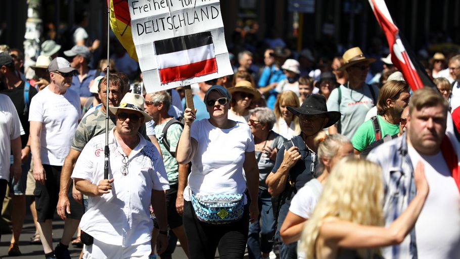 En demonstrant i Berlin med et skilt, der kræver 