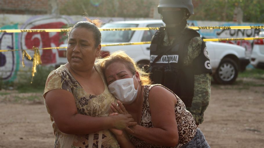 To kvinder sørger uden for en klinik for behandling af narkomaner i delstaten Guanajuato. De blev angrebet for en måned siden. Flere blev dræbt. Delstaten er præget af bandevold. (Arkivfoto) Foto: Stringer/Reuters