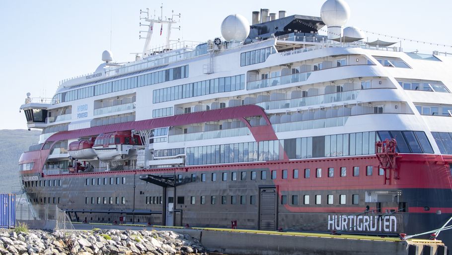 Skibet Roald Amundsen, der er et af Hurtigrutens skibe, ligger i Tromsø, hvor et antal besætningsmedlemmer er i karantæne. Foto: Terje Pedersen/Ritzau Scanpix