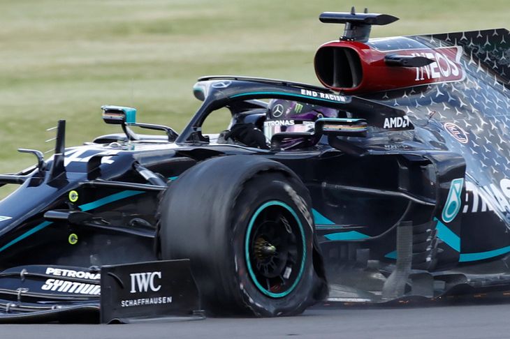 Lewis Hamilton humpede i mål med et punkteret hjul i søndagens Formel 1-grandprix. Foto: Andrew Boyers/Reuters