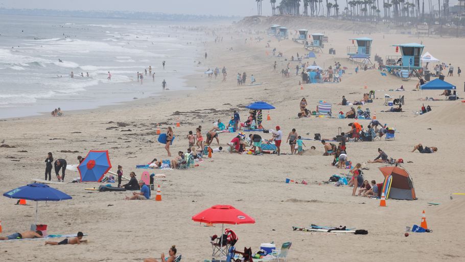 Folk er taget på stranden på Huntington Beach i Californien i USA, som fortsat er blandt de værst ramte lande i verden. (Arkivfoto.) Foto: Mike Blake/Reuters