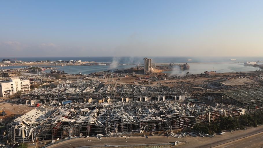 Mange personer savnes stadig, og redningsarbejdere har natten til onsdag haft travlt med at lede efter overlevende blandt murbrokker og ødelagte bygninger. Eksplosionen skete på et lager på havnen i Beirut. Foto: Mohamed Azakir/Reuters