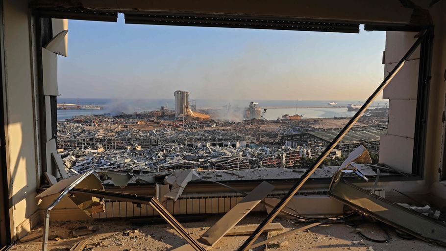 Den smadrede havn i Beirut set fra en bygning, der har fået blæst vinduerne i styrkker. Ifølge Libanons præsident skete eksplosionen på et lager i havnen, der opbevarede 2750 ton sprængfarlig kunstgødning. Foto: Anwar Amro/Ritzau Scanpix
