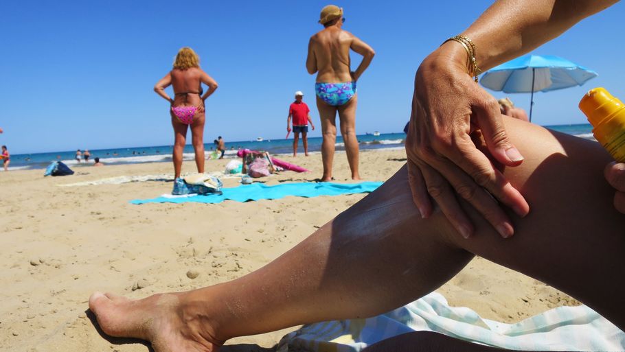 De Kanariske Øer, som er en del af Spanien, vil dække turisters udgifter, hvis de bliver smittet med coronavirus under deres besøg. Her er et foto fra stranden Postiquet i Alicante i Spanien i juli. (Arkivfoto). Foto: Vibeke Toft/Ritzau Scanpix