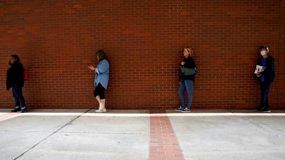 Amerikanere står i kø ved et jobcenter i Fort Smith i Arkansas for at søge om understøttelse. I sidste uge var der 1,2 millioner ansøgninger om understøttelse i USA - lidt færre end ventet. (Arkivfoto) Foto: Nick Oxford/Reuters