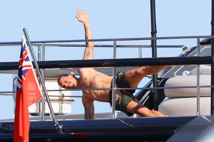 Zlatan Ibrahimovic, der står uden kontrakt fra 31. august, holder i øjeblikket formen ved lige på en yacht i Frankrig. Foto: ABACA/Ritzau Scanpix