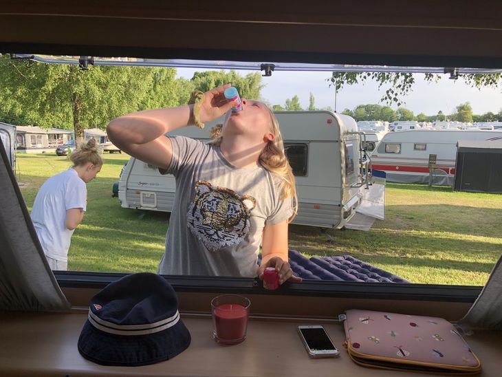 Denne 11-årige var meget skeptisk før campingdebuten. Efter en overnatning var hun solgt. Foto: Christina Ehrenskjöld