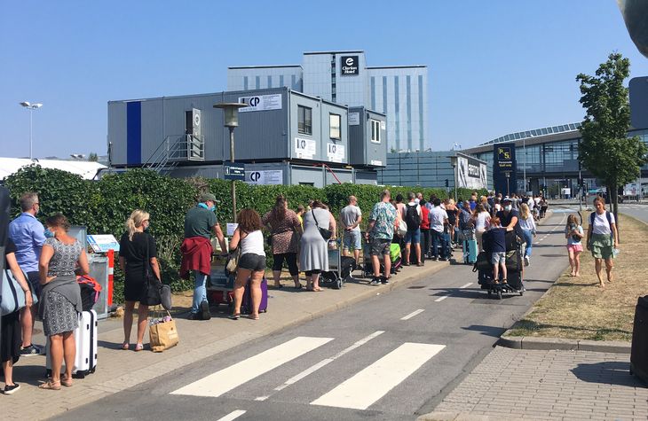 Rejsende, som netop er ankommet til Danmark, venter i megakø ved lufthavnen i den bagende sol. Foto: Privat 