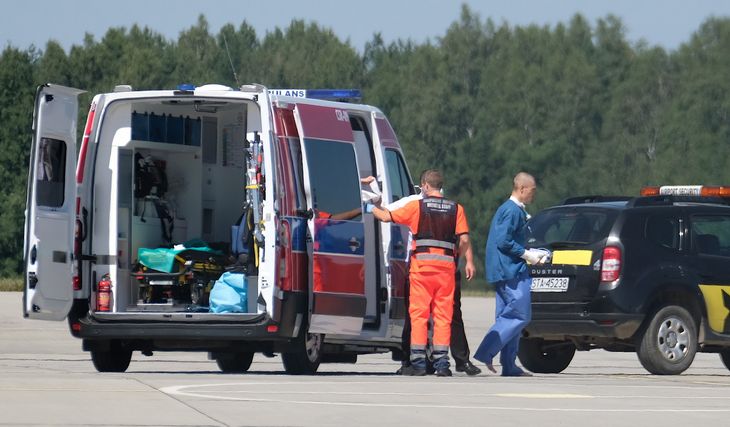 Fabio Jakobsen kunne selv forlade ambulancen og gå det lille stykke hen til flyet, der skulle fragte Deceuninck-Quick-Step-rytteren hjem til Holland. Foto: Andrzej Grygiel/Ritzau Scanpix