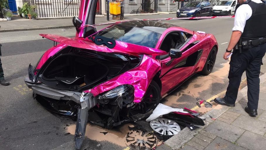 Sådan endte en pink McLaren 570 med at se ud, efter chaufføren mistede herredømmet midt i London. Simon Tuhill LFB/Triangle News
