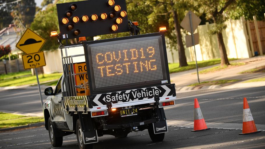 Her ses et skilt, der peger mod testfaciliteter i den australske millionby Melbourne, som har været ramt af et udbrud. Foto: Stringer/Reuters