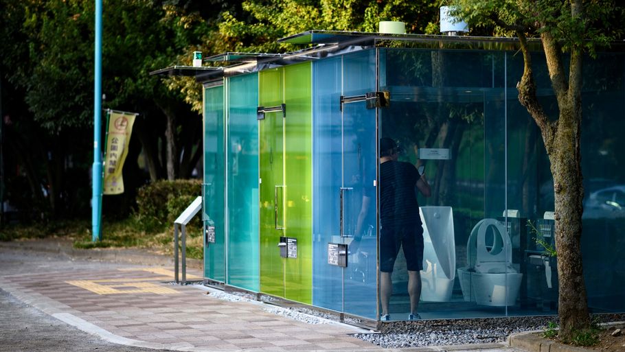 Her ses et af de gennemsigtige, offentlige toiletter i Tokyo. Heldigvis bliver de uigennemsigtige, når man låser døren bag sig. Foto: Ritzau Scanpix