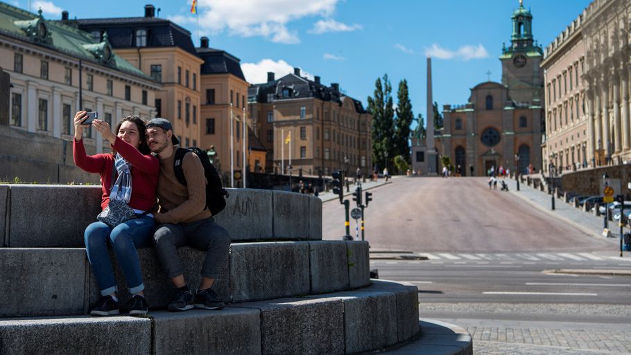 Et par turister tager en selfie ved Stockholms slot i den svenske hovedstad, der fortsat er præget af coronaudbruddet. (Arkivfoto) Foto: Tt News Agency/Reuters