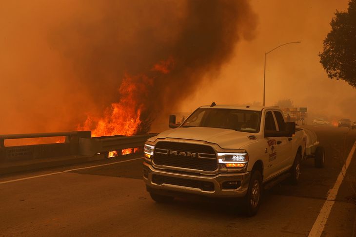 Flammerne fra LNU Lighting Complex Fire nærmer sig hovedvej 80 (Interstate 80) i udkanten af Vacaville, Californien. Foto: Ritzau Scanpix.