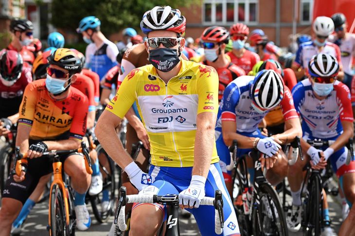 Man kan godt vende sig til at se rytterne med mundbind før starten af cykelløbene. Også før hver etape i Tour de France skal rytterne have mundbind på for at minimere smitterisikoen. Foto: David Stockman/Ritzau Scanpix