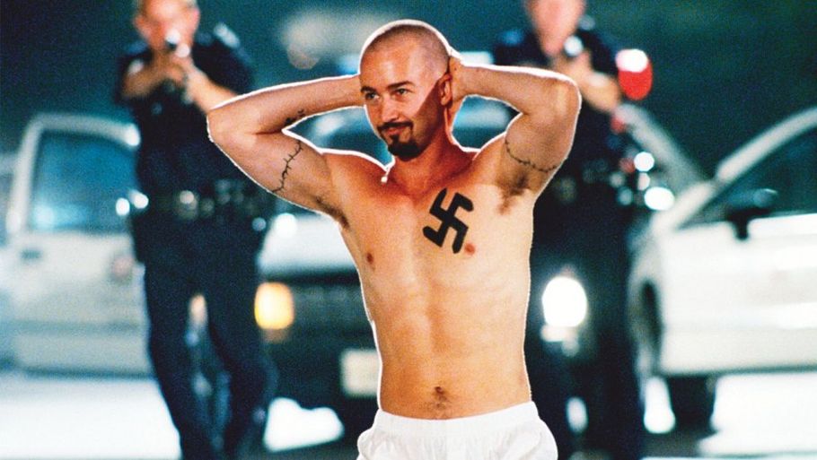 I filmen 'American History X' fra 1998 har Edward Norton et iøjnefaldende hagekors tatoveret på brystet. Foto fra filmen