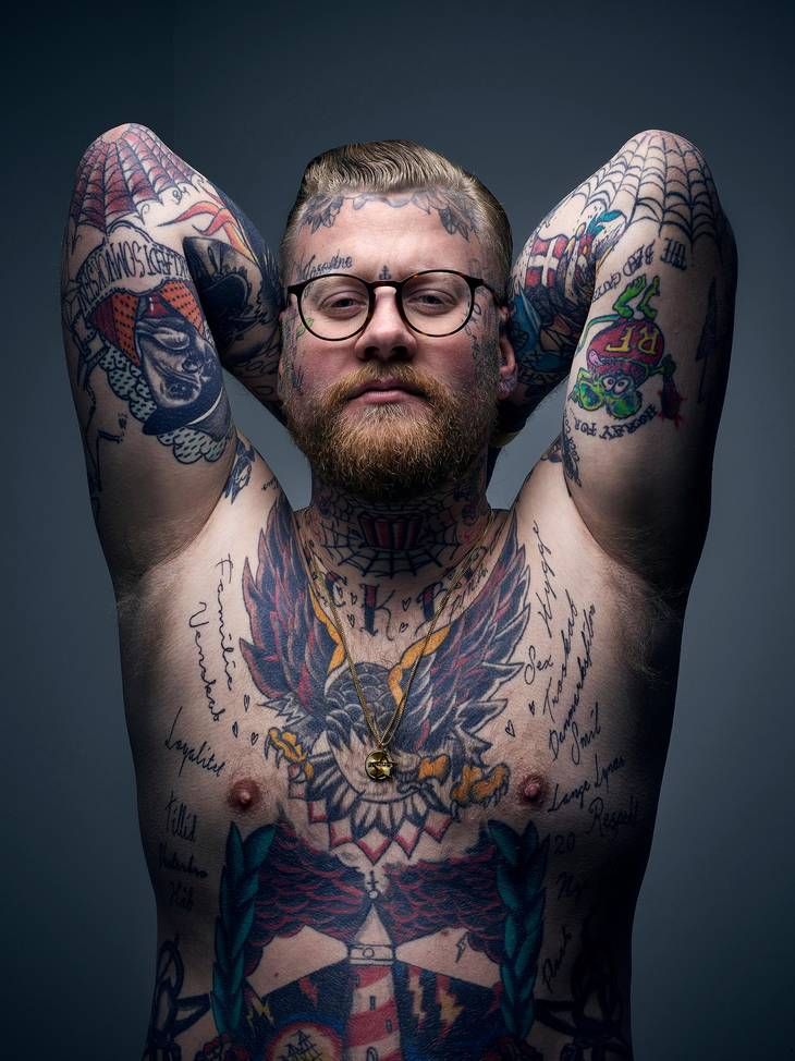 Jonas fra reality-programmet 'Tattoo Salonen' nægter at tatovere racistiske symboler og slogans. Foto: TV3