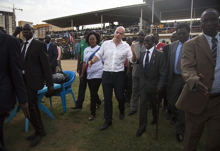 Der var også medlemmer af Sydsudans regering til stede, da FIFA-præsidenten besøgte det nye hovedkvarter i Juba. Foto: Albert Gonzalez Farran/Ritzau Scanpix. 