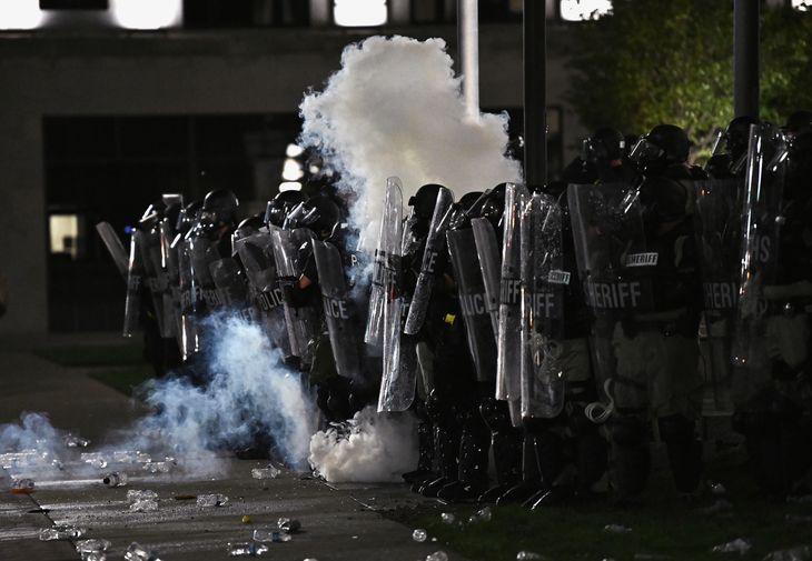 Politi er på gaden og har blandt andet mødt demonstranterne med tåregas. Foto: Ritzau Scanpix/Stephen Maturen