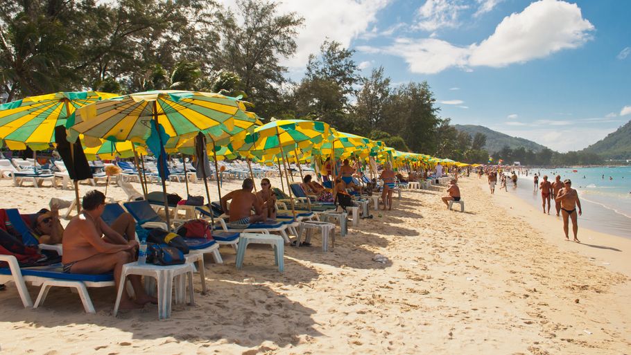 Den thailandske ø Phuket bliver forsøgskanin i en forsigtig åbning af det populære rejseland. Arkivfoto: Ritzau Scanpix