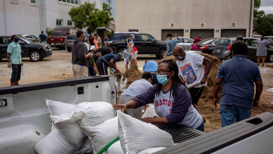 Lokale fylder sandsække op i New Orleans i Lousiana for at beskytte bygninger mod orkanen Laura, som ved midnat natten mellem onsdag og torsdag ventes at gå i land. Foto: Kathleen Flynn/Reuters