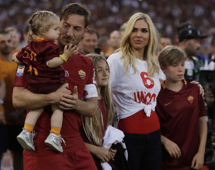 Totti holder datteren Isabel, mens konen Ilary er flankeret af Chanel og parrets søn Cristian. Foto: Alessandra Tarantino/Ritzau Scanpix