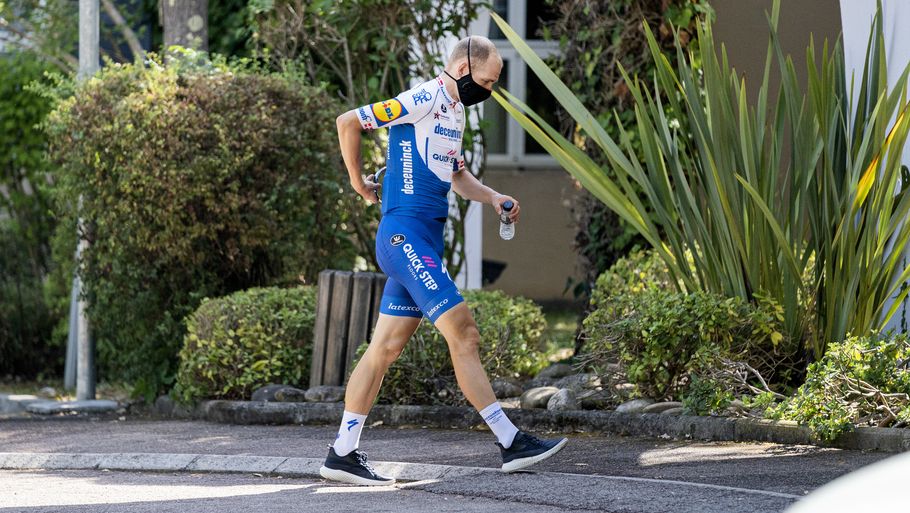 En behørigt maskeret Michael Mørkøv er ved at være klar til den første etape i årets Tour de France - uden frygt for massespurterne. Foto: Tariq Mikkel Khan