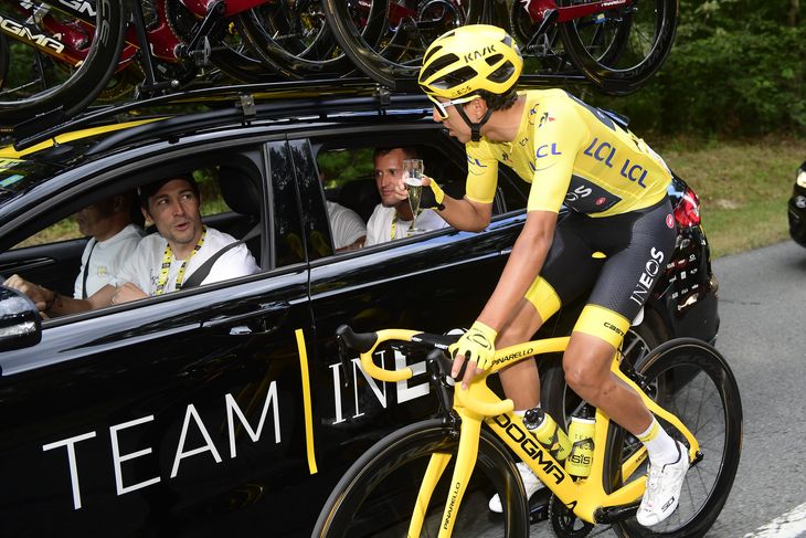 Egan Bernal skåler med Nicolas Portal under sidste års etape til Paris, da den gule trøje var sikret. Foto: Peter De Voecht/Getty Images