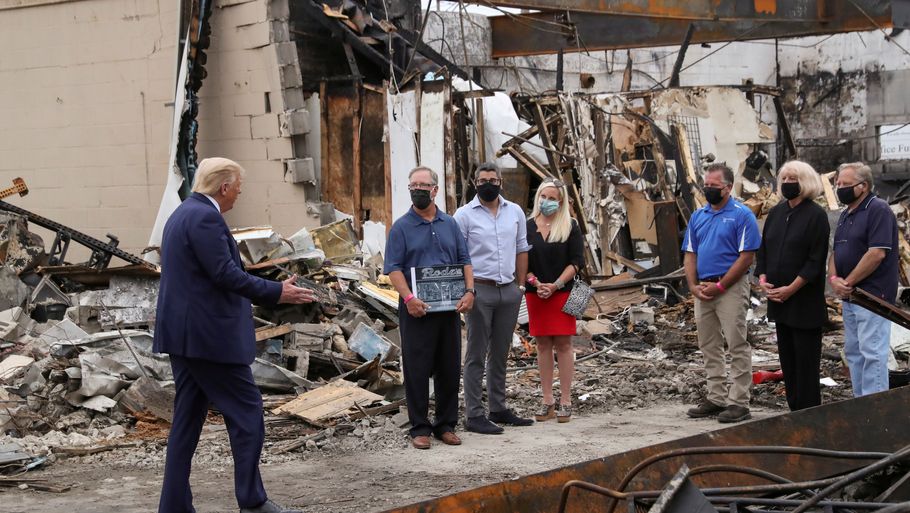 Donald Trump besigtigede under sit besøg i Kenosha ødelæggelser i kølvandet af nylige protester mod politivold og racisme. Foto: Leah Millis/Reuters