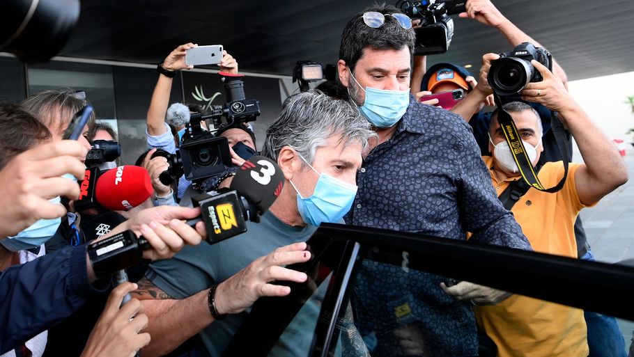 Et stort medieopbud bød Lionel Messis far, Jorge, velkommen, da han onsdag morgen landede i Barcelona. Foto: Foto: Llus Gene/AFP/Ritzau Scanpix