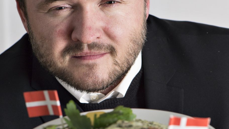 I 2014 præsenterede Dan Jørgensen Danmarks nationalret: stegt flæsk med persillesovs. Nu skal danskerne spise mere grønt. Foto: Ritzau Scanpix/Lars Krabbe.