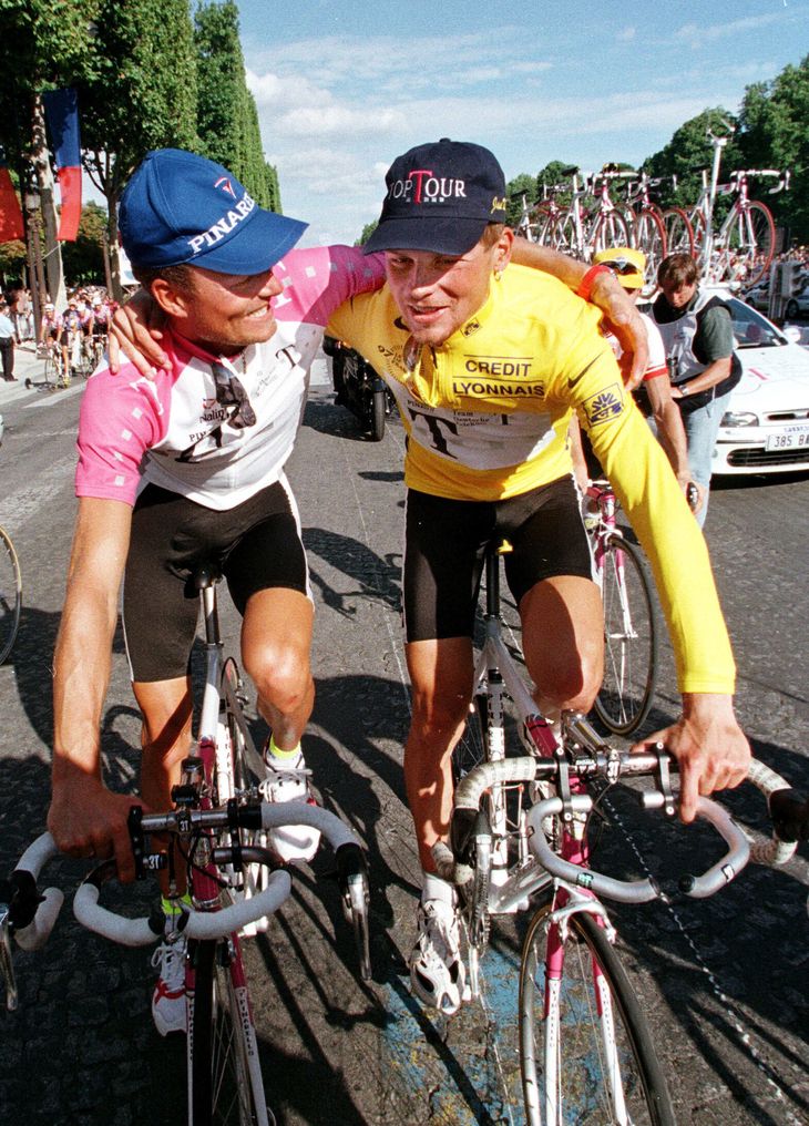 Bjarne Riis lykønsker holdkammeraten Jan Ullrich på Champs Elysées i Paris, efter tyskeren vandt Tour de France i 1997. Foto: Claus Lunde 