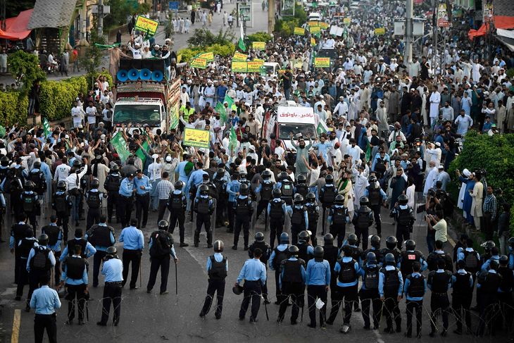 Politet blev sat ind for at stoppe protesten. Aamir Querishi/AFP  