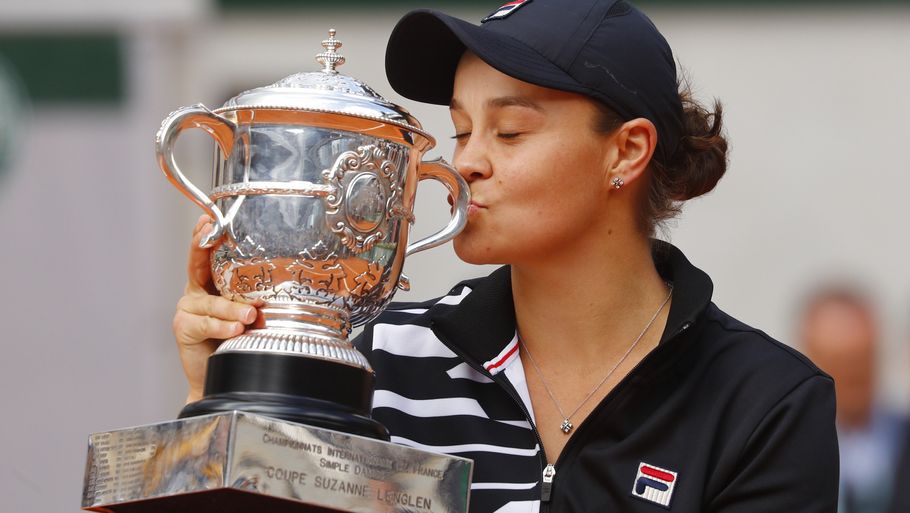 I år kommer australske Ashleigh Barty ikke til at løfte French Open-trofæet, som hun ellers gjorde i Paris sidste år. Foto: Kai Pfaffenbach/Reuters