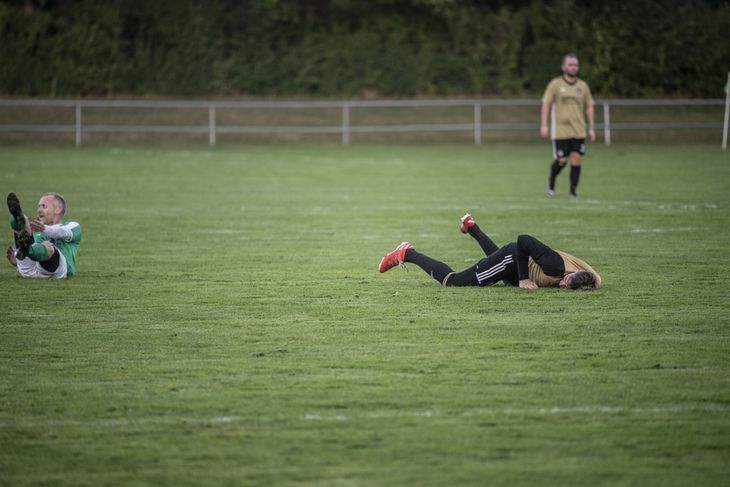 Bendtner bider i græsset. Foto: Anthon Unger