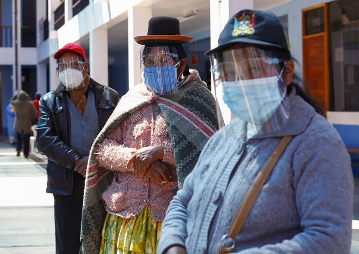 I Peru er myndighederne gået skridtet videre end mundbind. Her er der indført krav om at bære visir. Arkivfoto: Carlos Mamani/AFP