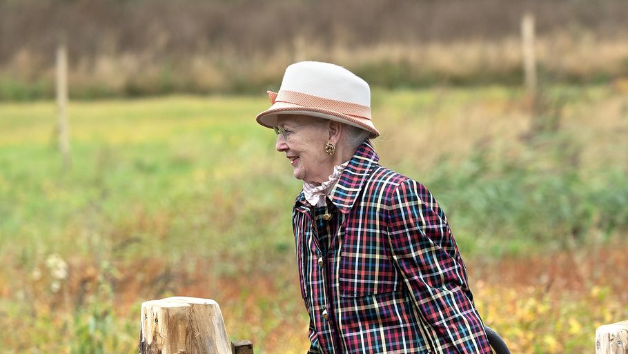 Lørdag var dronning Margrethe med til at indvie den nye kultur- og naturattraktion Solvognens fundsted i Trundholm Mose i Odsherred. Dagen før sendte hun en hilsen til den nordkoreanske diktator, Kim Jong-un. Foto: Keld Navntoft/Ritzau Scanpix