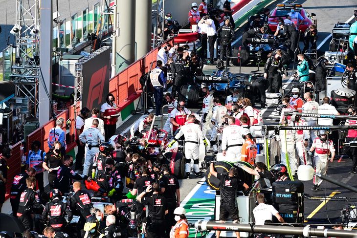 Røde flag under Formel 1-grandprix er sjældne, men for anden weekend i træk blev bilerne kaldt i pitlane. På Mugello hele to gange. Foto: Claudio Giovannini/Pool/Ritzau Scanpix