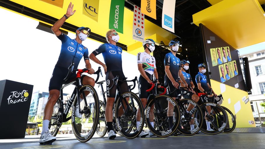 NTT Pro Cycling-rytterne på deres BMC-cykler ved præsentationen før 14. etape af årets Tour de France. Foto: Reuters/Michael Steele/Ritzau Scanpix