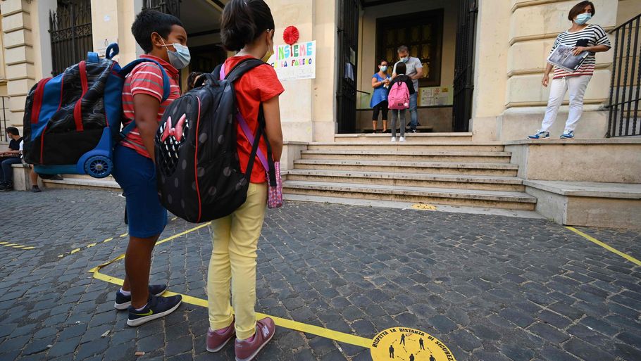 Millioner af skolebørn i Italien vendte mandag tilbage til deres skoler, hvor der mange steder er oprettet nye klasseværelser for at give eleverne mere plads under den fortsatte coronakrise. Foto: Vincenzo Pinto/Ritzau Scanpix