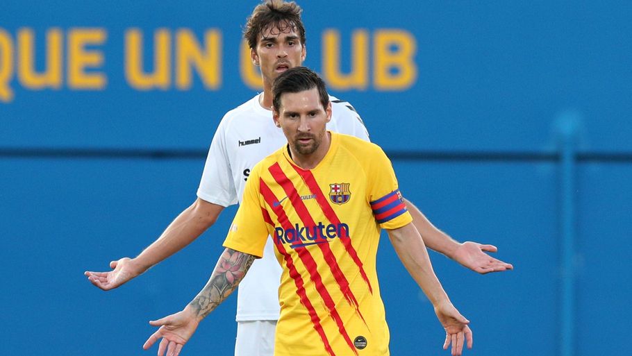 Messi var top-irriteret på sin direkte modstander, Javier Ribelles, der her er i ryggen på argentineren. Foto: Ritzau Scanpix