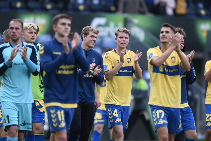 Brøndby-spillerne takkede fansene for støtte mod FC Nordsjælland, da holdet vendte 0-2 til 3-2. Næste hjemmekamp må der samlet kun lukkes 500 ind. Foto: Lars Poulsen.