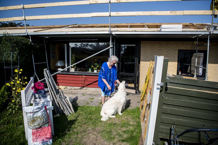 Annelise Heidimann med sin tro væbner, hunden Tessa. Nu med udsigt til store stilladser, fordi taget skulle renoveres akut. Foto: Anthon Unger