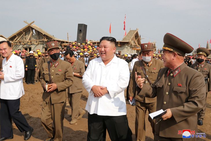 KCNA har netop offentligjort dette billede af Kim Jong-un, der besøger en landsby i Nordkorea. Foto: Ritzau Scanpix