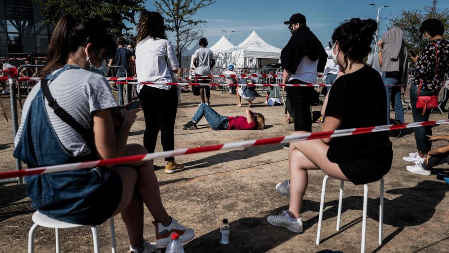 Folk venter i kø for at blive testet for coronasmitte ved et testcenter i byen Venissieux tæt ved Lyon. For femte dag i træk melder Frankrig nu om gennemsnitligt over 8000 nye daglige smittetilfælde. (Arkivfoto) Foto: Jeff Pachoud/Ritzau Scanpix